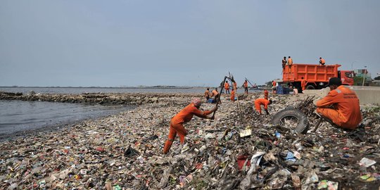 Penampakan 'pantai sampah' di Cilincing