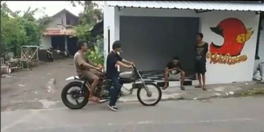 Unik, motor tandem ini harus dikendarai dua orang