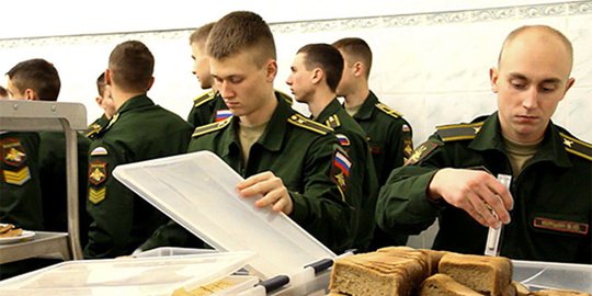 Militer Rusia bakal larang tentaranya minum Coca Cola dan makan cokelat batangan