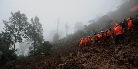 Warga di Puncak Bogor mendengar dentuman sebelum terjadi longsor