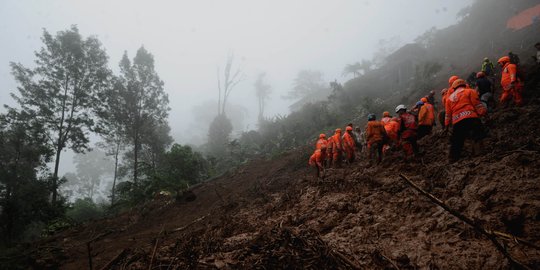 Evakuasi longsor, Polisi tutup jalur dari Gunung Mas hingga Ciloto