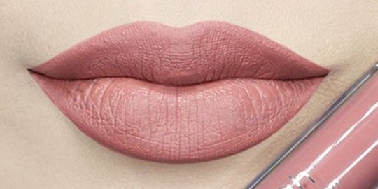 13 Rekomendasi Matte Lip Cream Warna Nude Untuk Kulit Gelap