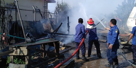 Bedeng tempat tinggal pembuat kapal di Aceh ludes terbakar