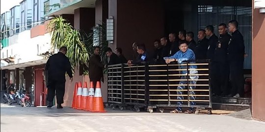 Satpol PP akan lakukan penggeledahan, satpam Alexis bentuk barikade di pintu utama