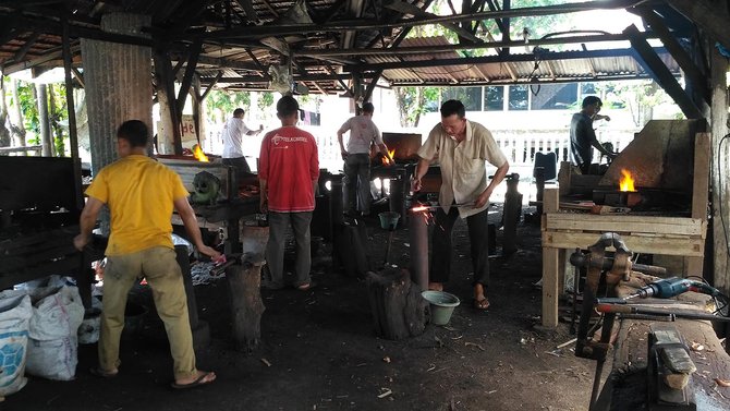 Pengrajin Besi Terancam Tutup Tak Ada Regenerasi Eka Semua Pekerja Di Pengrajin Besi Merek Slm Itu Masih Menggunakan Peralatan Tradisional Hanya Saja Sedikit Modern Untuk Menghidupkan Bara Api Membakar