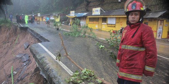 Kementerian PU-PR tangani longsor di Puncak Pass