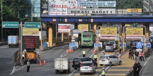 Truk sumbu 3 dilarang masuk tol  arah  luar DKI hingga besok 