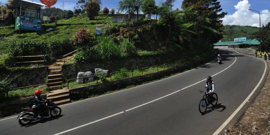 Tanda-tanda longsor di jalur Puncak terlihat sejak Selasa malam