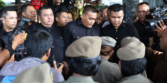 Ketegangan petugas Satpol PP vs satpam Hotel Alexis