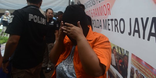 Ekspresi muncikari prostitusi di Kalibata City saat ditangkap polisi