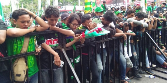 Ratusan Bonek dipulangkan paksa dari Lamongan