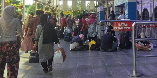 Meski ramai penumpang di libur panjang, porter stasiun sepi orderan