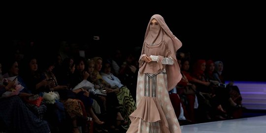 Pesona model berbusana syar'i dalam Indonesia Fashion Week 2018