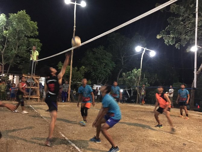 tim relawan gus ipul puti gelar ajang pertandingan bola volley