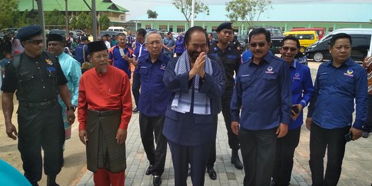 Berkalung surban, Surya Paloh kunjungi Pesantren Darul Falah Batam