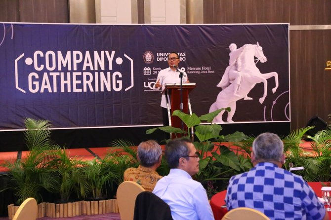 menaker hanif saat membuka company gathering yang diselenggarakan undip career center ucc di karawang