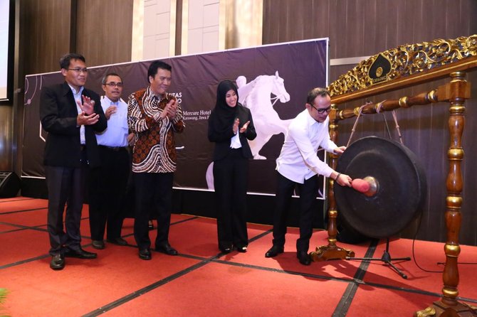 menaker hanif saat membuka company gathering yang diselenggarakan undip career center ucc di karawang