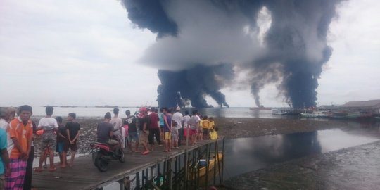 Kapal LCT diduga bermuatan solar terbakar di Balikpapan