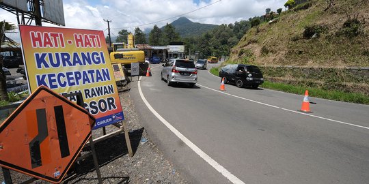 Sempat ditutup akibat longsor, jalur Puncak kini bisa dilalui kendaraan