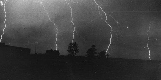 tewas terbakar oleh amunisi yang tersambar petir rev2