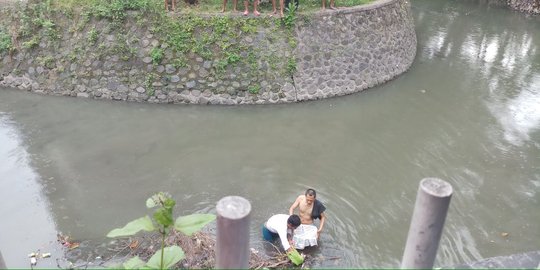 Mandi di sungai, Restu kaget lihat mayat bayi mengambang