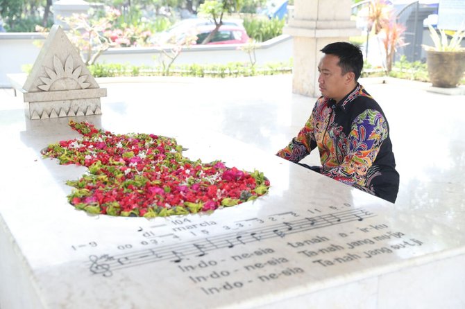 menpora imam nahrawi berziarah ke makam wr soepratman