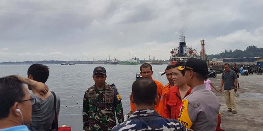 Kapal terbakar di teluk Balikpapan, dua orang masih hilang