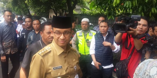 Berpakaian dinas, Anies Baswedan hadiri perayaan Paskah di Monas