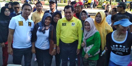 Nurdin Halid ikut senam, bikin ibu-ibu gagal fokus