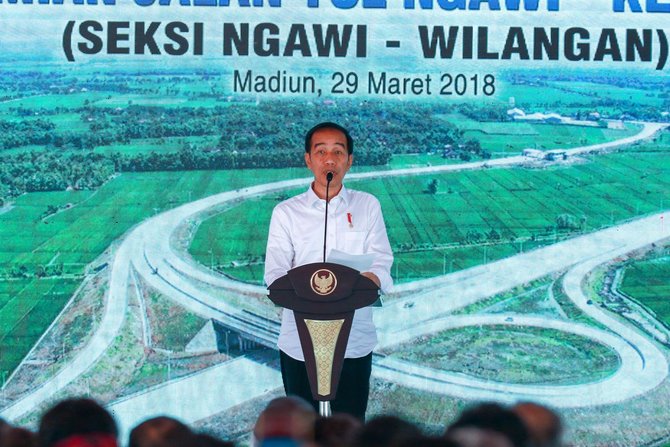 presiden jokowi dan menteri basuki hadimuljono saat resmikan tol ngawi wilangan