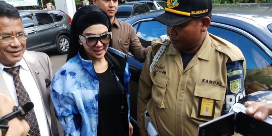 Berkacamata hitam, Syahrini tiba di PN Depok