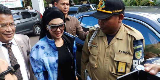 Syahrini mengaku tak pernah berkomunikasi dengan bos First Travel