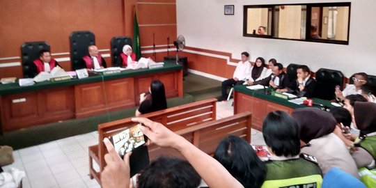 Kegerahan, Syahrini membuka jaket saat bersaksi di sidang kasus First Travel