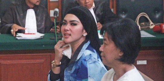 Syahrini berkeringat saat bersaksi di sidang First Travel