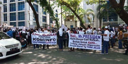 Registrasi kartu SIM dibatasi, pedagang pulsa di Medan demo