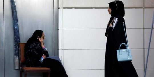 Menggunakan ponsel pasangan tanpa izin di Arab Saudi, bisa di penjara