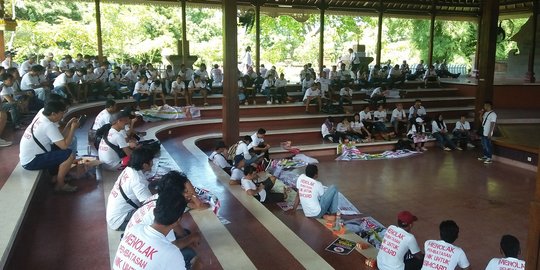 Pedagang pulsa di Bali merugi akibat pembatasan registrasi kartu SIM