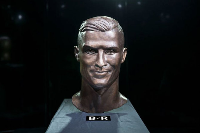 patung cristiano ronaldo karya emanuel santos
