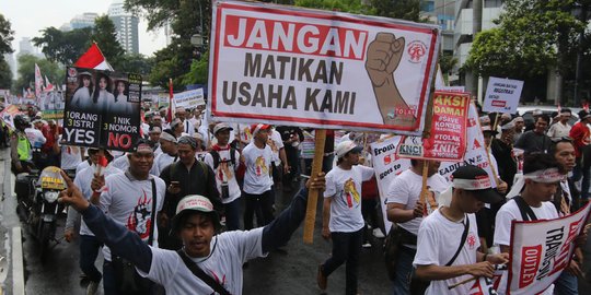 Tolak peraturan, ribuan penjual pulsa geruduk kantor Menkominfo