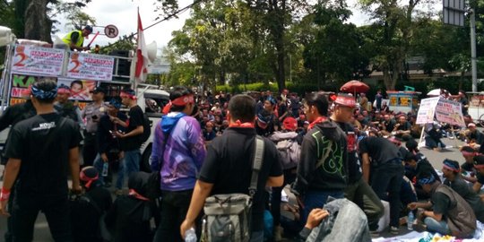 Protes Kebijakan Kemenkominfo, penjual kartu perdana demo DPRD Bandung