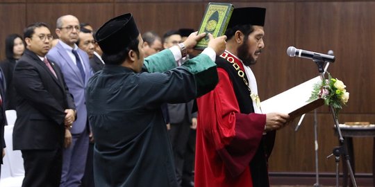 Momen pembacaan sumpah jabatan Anwar Usman jadi Ketua MK