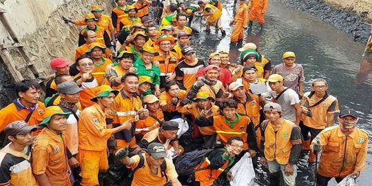 Salut, ini momen Anies kotor-kotoran demi warga Jakarta