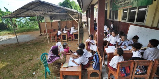 Mirisnya murid SD negeri belajar di luar dan tenda darurat