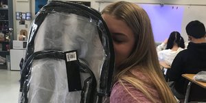 Cegah penembakan, tas ransel transparan dibagikan para siswa SMA di Florida