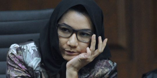 Rita Widyasari tampil berkacamata di sidang lanjutan