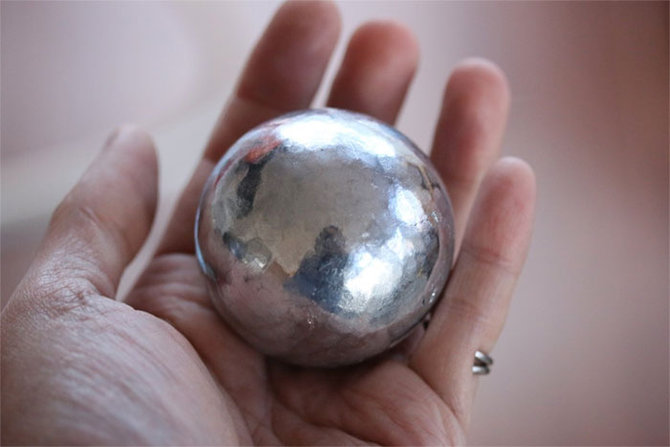 kerajinan tangan bola perak dari aluminium foil