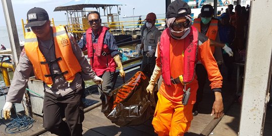 Satu lagi korban terbakarnya MV Ever Judger ditemukan mengapung di selat Makassar