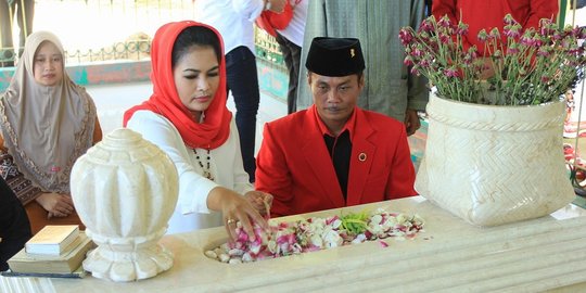 Puti ziarah ke makam ulama besar Pacitan