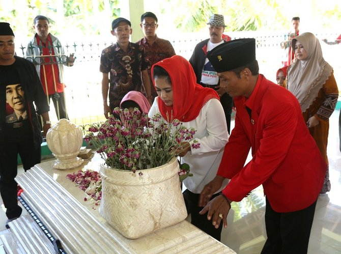 puti ziarah ke makam ulama besar pacitan