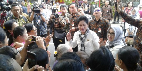 Kunjungi TK di Denpasar, Iriana Jokowi jadi rebutan salaman ibu-ibu